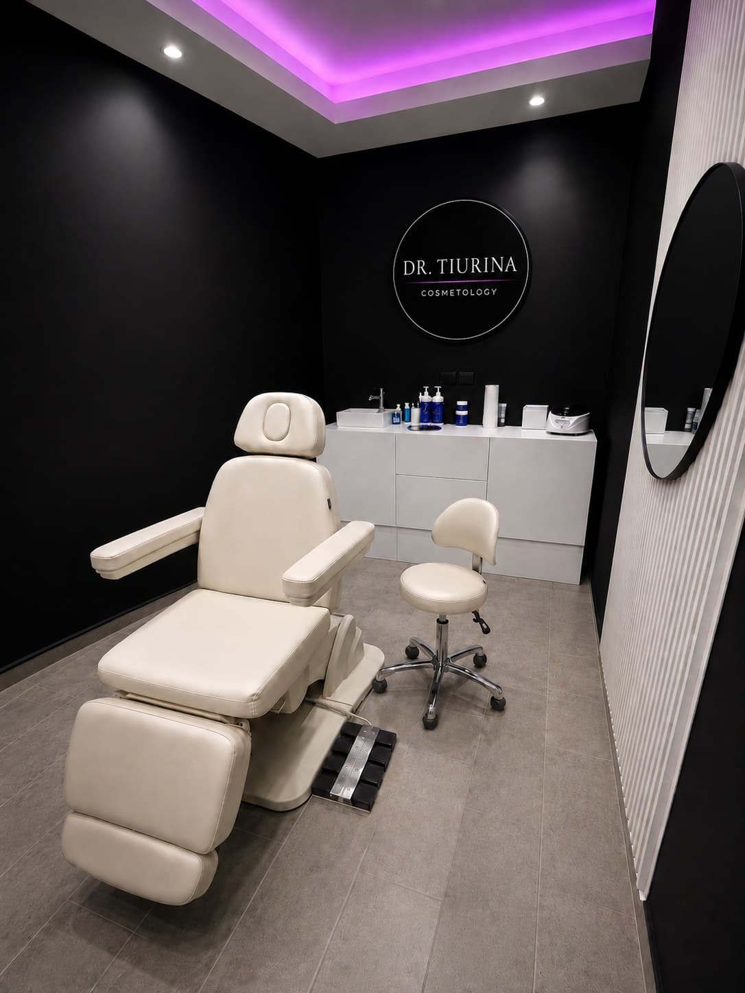 Consultorio de Dra. Tiurina: sillón de tratamiento y equipamiento